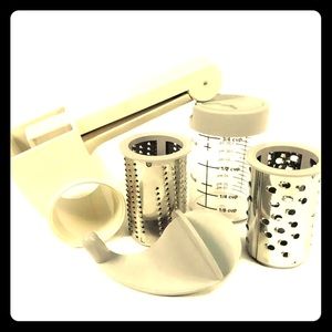 The Pampered Chef Deluxe Cheese Grater 1275 in Box